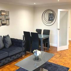 Aisiki Living Apartments at Stanmore, 3-Bedroom & 1-Bathroom with additional WC, Single or Double Beds, Pet-Friendly Flat, with FREE Wi-Fi & Parking Space