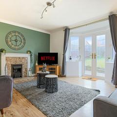 Detached House with Free Parking, Garden, Fast Wifi and Smart TV with Netflix by Yoko Property