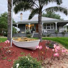 Bylands Cottage Historic Home - Tambo river views and pet friendly