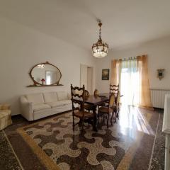 WOW HOME 2 - 175 mq - posteggio privato - davanti porto traghetti - fino a 10 posti letto - balcone
