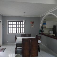 Linda Casa, 3 quartos, acomoda 10 pessoas, há 1,5 km da praia da Enseada