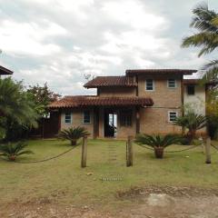 Casa rústica e charmosa em condomínio - Lagoinha