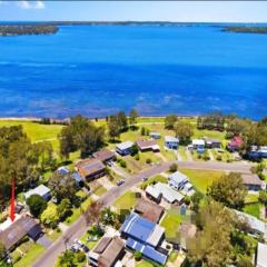 Lakeside Gem - Lakeview Holiday Home