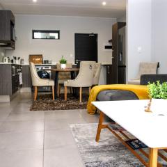 “Pop Inn” modern apartment in heart of Bryanston