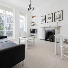 Elegant Earl's Court 2 Bedroom Flat Just 4 Minutes from Tube