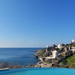 Villa Jopeli with a large swimming pool and sea view in Koundouros