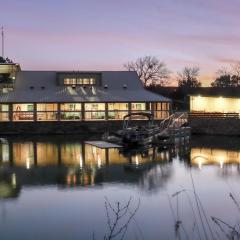 Lodge on Lake Godstone