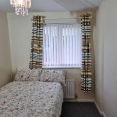 House - Close to City Centre Sleeps 6 & Parking