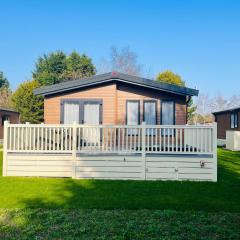 Barakah Lodge with Hot Tub