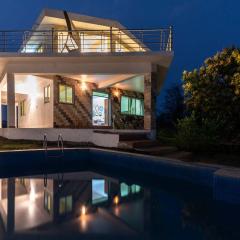 Aqua & Sage by StayVista - Riverside Villa with Pool & Terrace