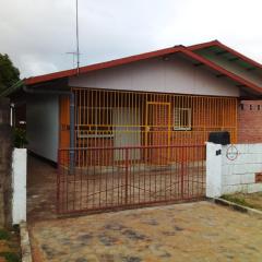 3 Bed House - Sleeps 4 - Parking - Wifi