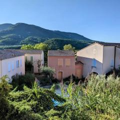 Maisonnette dans domaine avec piscine à Nyons, pays des olives