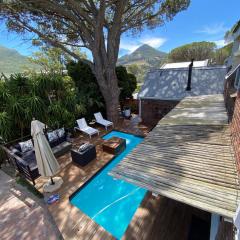 Cosy and Unique Family Retreat in Hout Bay