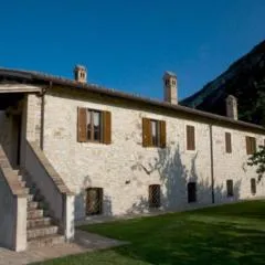 Casa ridente nella valle del Menotre con giardino
