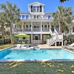 Backyard Oasis- Steps 2 Beach, Private Pool & Bar, Sleeps 16, 7 Bedrooms 5 and a half bathrooms "The Lucky Penny"