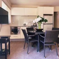 Retreat on Rita ~ Downtown Mount Maunganui with beach access