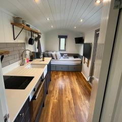 Luxury Shepherds Hut - The Moorhen by the lake