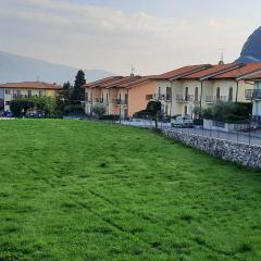 Carlino Appartamento giardino e piscina by Garda Domus Mea