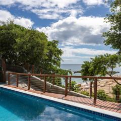 Casa com piscina, deck e vista para o mar