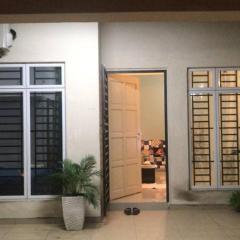 Sunny terrace house 5min Stulang Laut CIQ SOGO KSL 2BR 7Pax