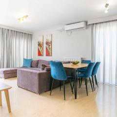 Lis153 by Smart Cozy Suites - Top Floors with Amazing City View - Available 24hr