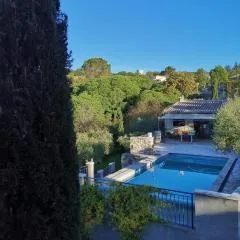 Villa climatisée avec vue panoramique et piscine sans vis à vis.