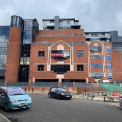 City Centre Newly built 2 bed DUPLEX Penthouse with FREE Gated, On-site Parking, Lift access, Self Check-in, SUPER Fast WIFI, TWO Cathedral view Terraces & Sleeps 6