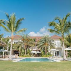 Luxurious fully-staffed villa with amazing view in exclusive golf & beach resort