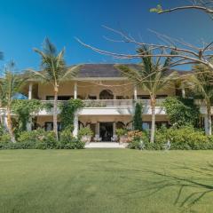 One-of-a-kind villa with open spaces and amazing views in luxury beach resort