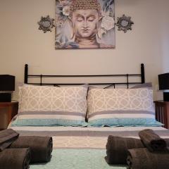 Bajo de esencia relajante con piscina privada y patio!