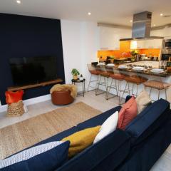 Bath Luxury City Centre 4 Bedroom Townhouse, Sleeps 8, Easy Parking, Private Courtyard Garden, by EMPOWER HOMES