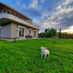 HILLTOP HIDEAWAY