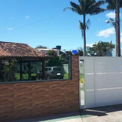 Casa de praia/campo com piscina e gramado