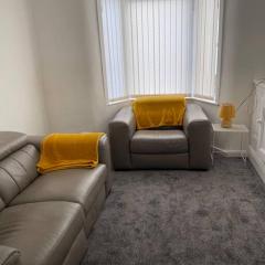 Modern 2 bed sleep 5 close to Anfield Stadium