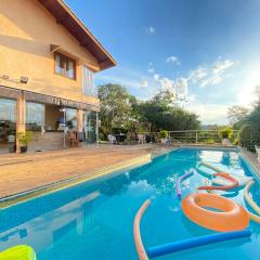 Casa encantadora com piscina aquecida em condomínio