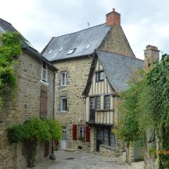 Le Logis de la Cour de Bretagne au Port de Dinan Lanvallay