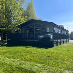 Sunbird Lodge with Hot Tub