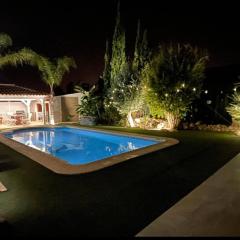 1 Habitación con baño privado frente a la piscina, máximo para 4 personas, No es la casa completa,1cama y 1 sofa-cama