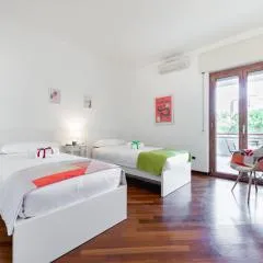 GuestHost - Roomy Apartment with terrace & parking
