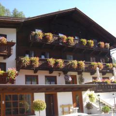 Ferienhof-Oberer-Gollmitzer-2-5-km-oberhalb-von-Heiligenblut-ruhige-sonnige-Lage-Glocknerblick