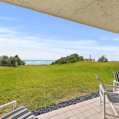 Newly decorated ground-floor suite steps from beach and pool w/views, WiFi