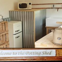 The Potting Shed near Tenby, 100" Projector, Four poster bed, On-site HOT TUB access via Spa Pack, Breakfast