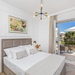 Rooms D&L, available Parking on-site