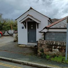 Beautiful 1-Bed Riversi Cottage Located in Malpas