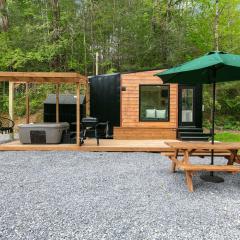 Tiny Adventura Secluded Tiny Home- With Hot Tub- Wi-fi bungalow