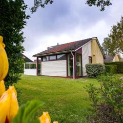 Detached bungalow in Zeeland on the Stelleplas