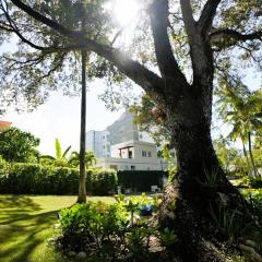 Cozy hotel room in Alicia beach and in town up to three persons