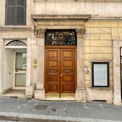 Barberini Apt close to Fontana di Trevi