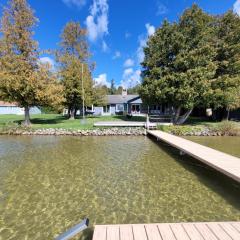 Sandbar Cedar Cottage on Lake Leelanau