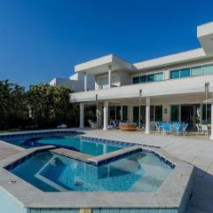 Casa alto padrão com piscina em Caraguatatuba